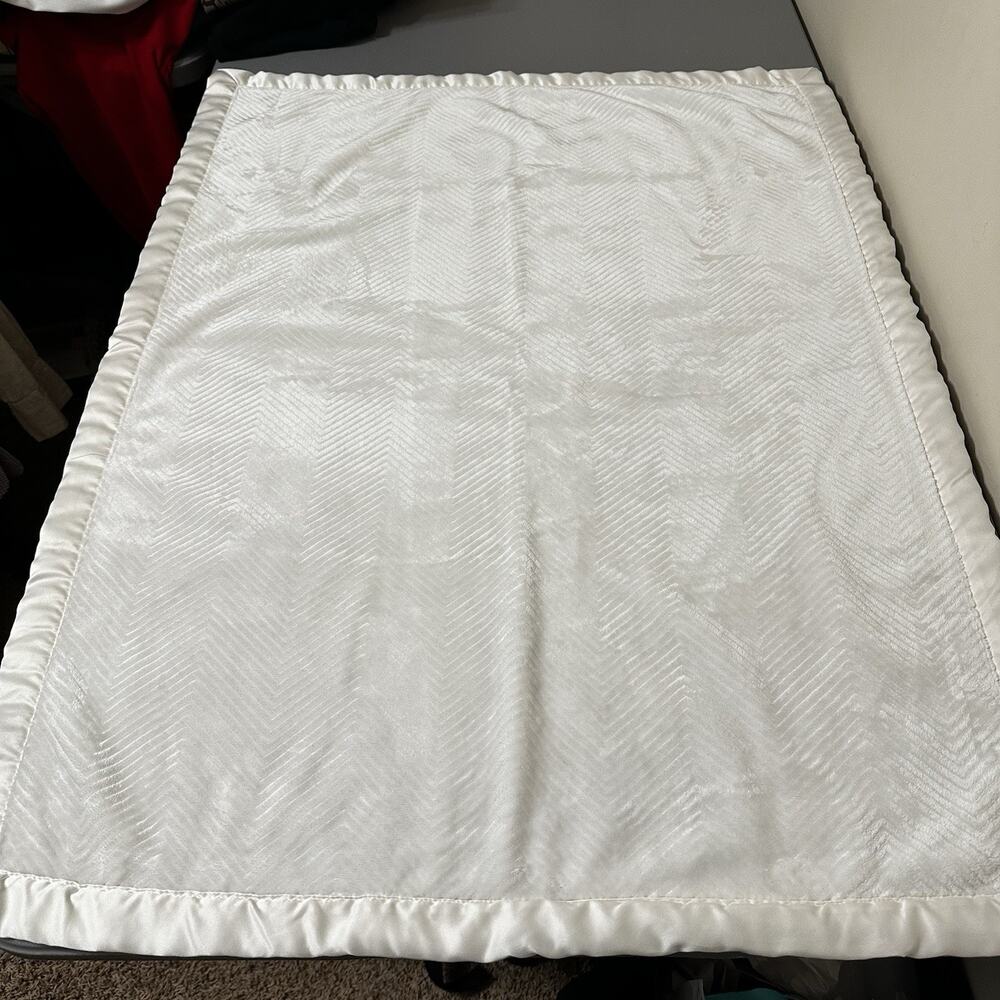 Modern Moments Baby Blanket Satin Trim Herringbone Chevron Cream Gerber